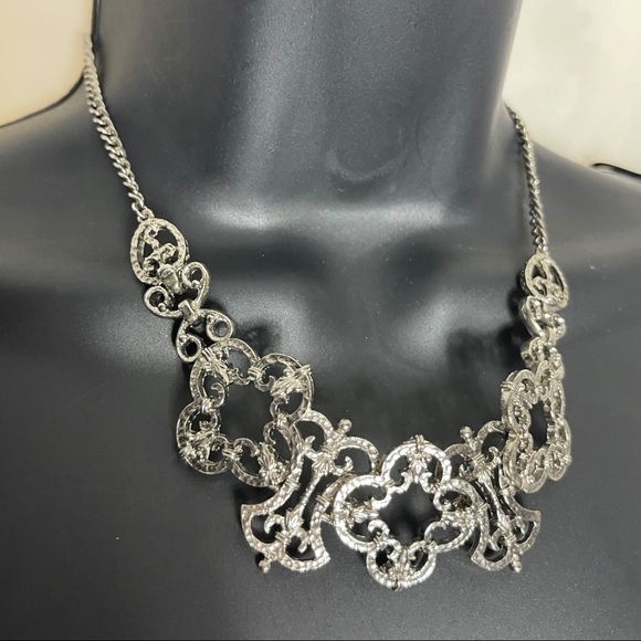 π π
Ί2028 Silvertone Ornate 16β Necklace - Picture 3 of 3